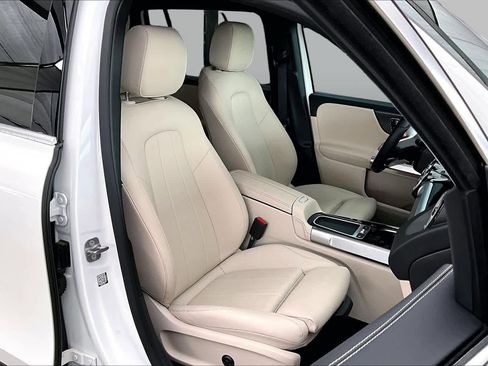 Used 2025 Mercedes-Benz GLB 250 image 9