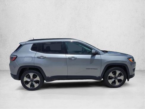 Used 2017 Jeep Compass Latitude w/ Popular Equipment Group FWD image 4