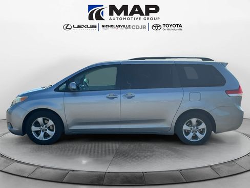 Used 2013 Toyota Sienna LE FWD image 2