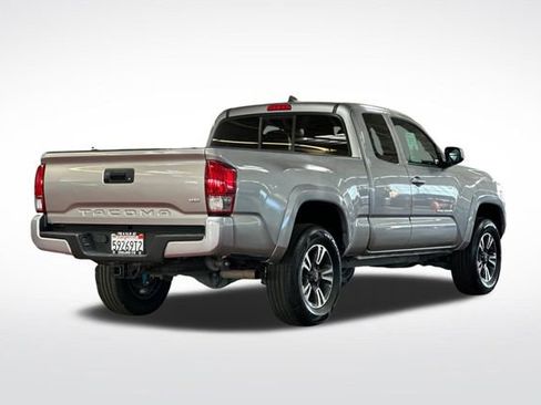 Used 2017 Toyota Tacoma TRD Sport image 4