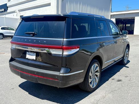 Used 2022 Lincoln Navigator Reserve AWD/4WD image 7