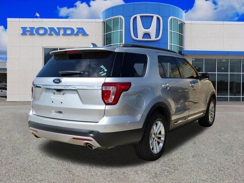 Used 2017 Ford Explorer XLT FWD image 2