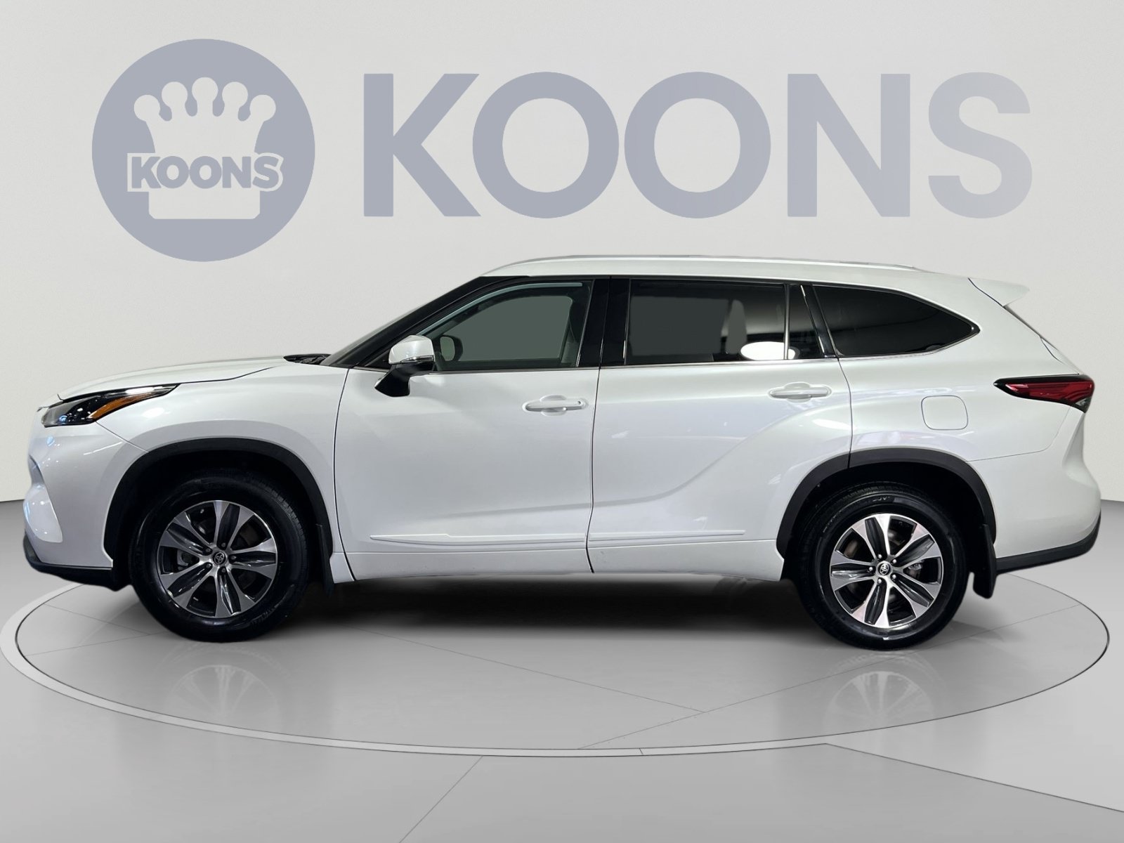 Used 2022 Toyota Highlander XLE AWD/4WD image 2