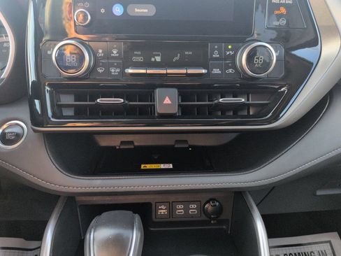 Certified 2025 Toyota Highlander XLE AWD/4WD image 18