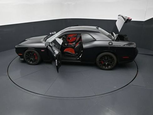 Used 2015 Dodge Challenger SRT w/ Technology Group RWD image 27