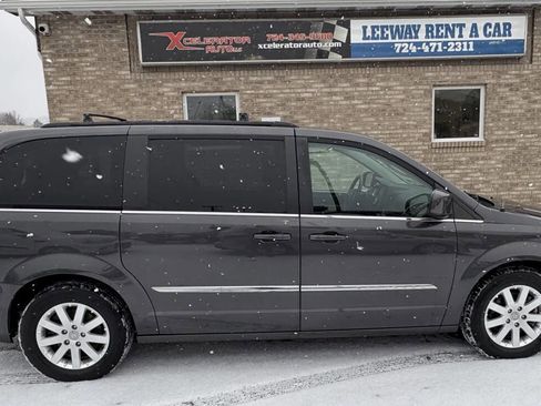 Used 2016 Chrysler Town & Country Touring image 4