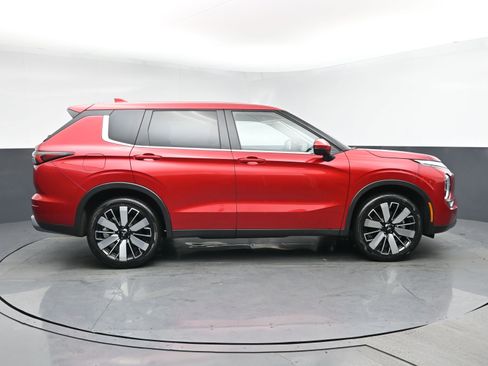 Used 2025 Mitsubishi Outlander SE image 3