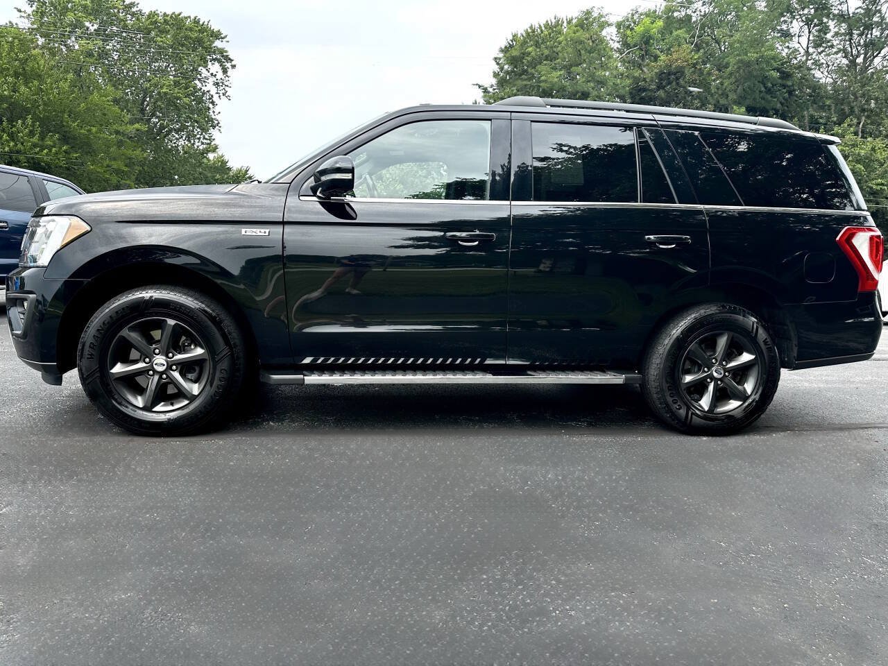 Used 2018 Ford Expedition XLT w/ Equipment Group 202A AWD/4WD image 1