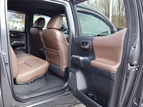 Used 2018 Toyota Tacoma Limited AWD/4WD image 28
