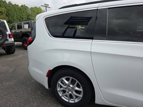 Used 2022 Chrysler Pacifica Touring-L image 27
