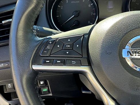 Used 2018 Nissan Rogue SV image 16