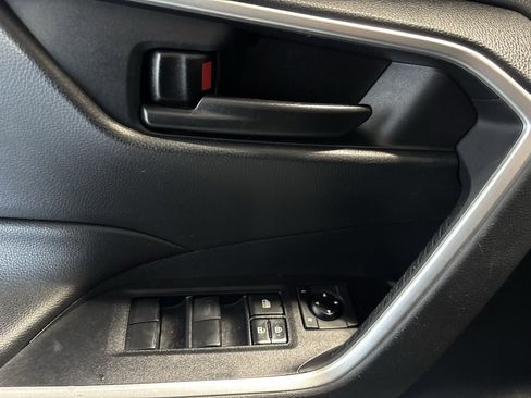 Used 2021 Toyota RAV4 LE image 11