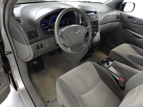 Used 2009 Toyota Sienna LE FWD image 12
