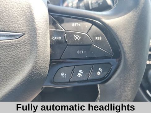 Used 2024 Chrysler Pacifica Touring FWD image 10