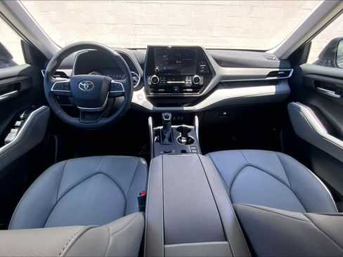 Used 2025 Toyota Highlander XLE AWD/4WD image 10