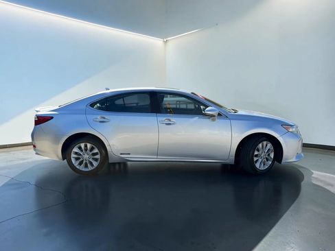 Used 2014 Lexus ES 300h w/ Premium Package w/Bamboo Trim FWD image 2