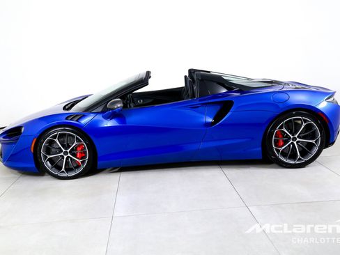 Used 2025 McLaren Artura Spider image 7