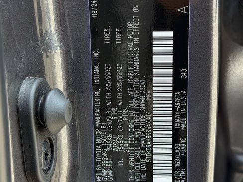 Used 2024 Toyota Highlander Platinum FWD image 17