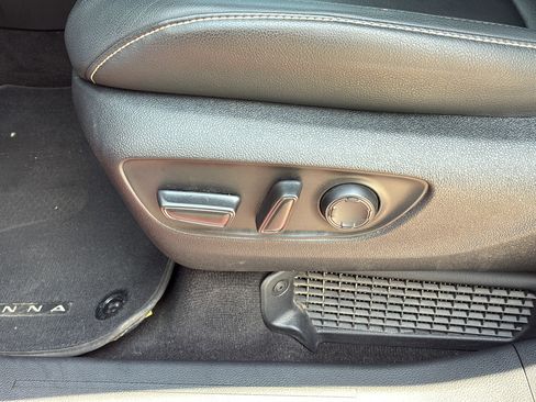 Used 2025 Toyota Sienna XSE FWD image 14