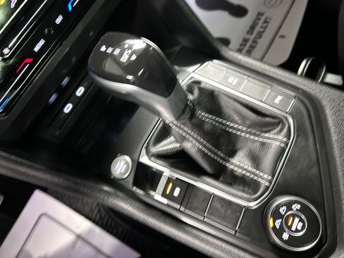 Used 2022 Volkswagen Tiguan SE R-Line image 18