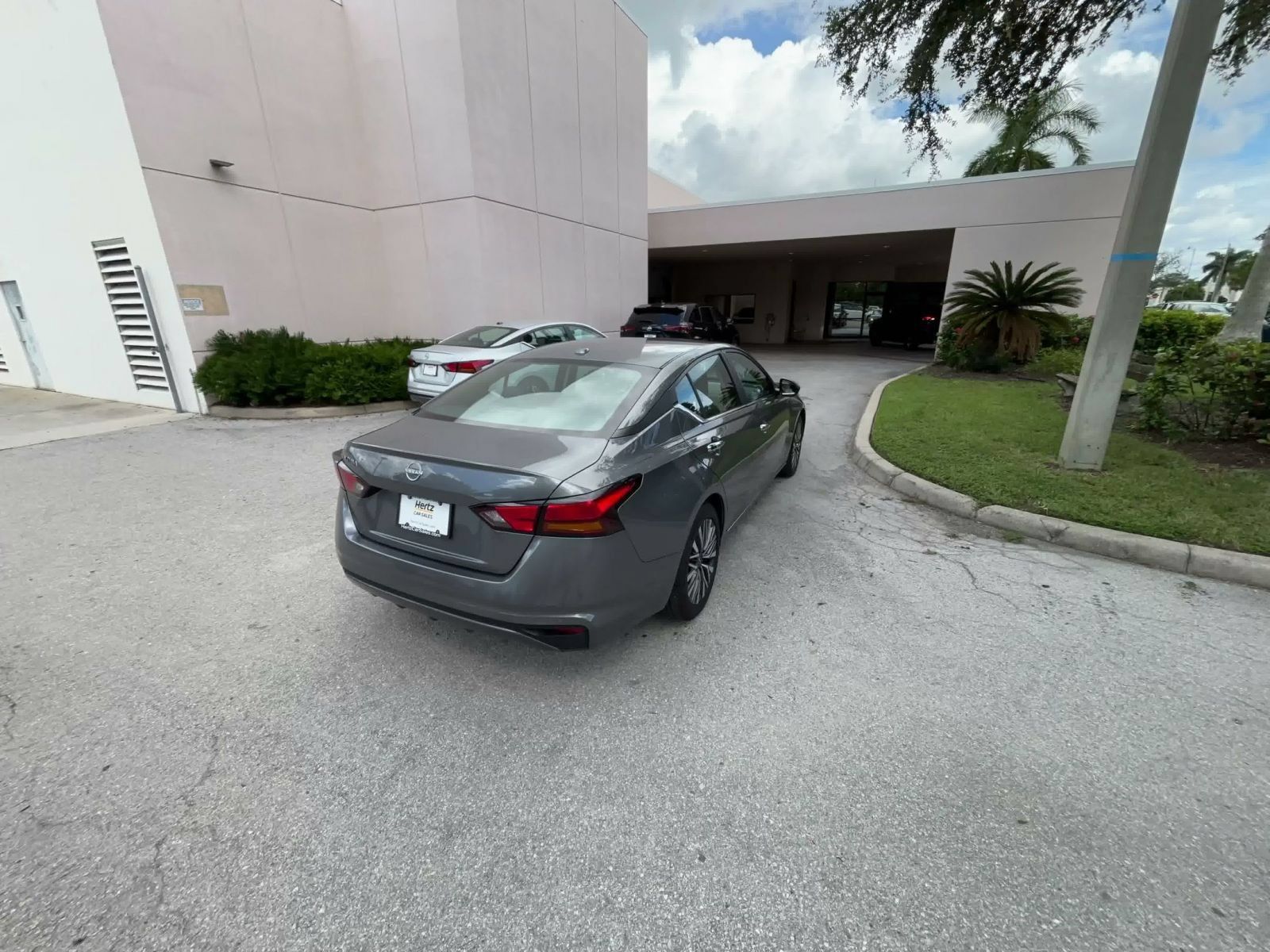 Used 2025 Nissan Altima 2.5 SV FWD image 14