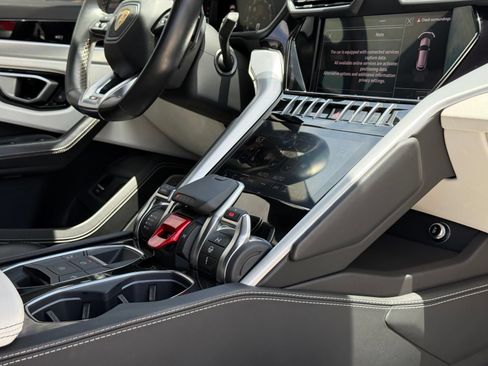 Used 2022 Lamborghini Urus AWD/4WD image 41