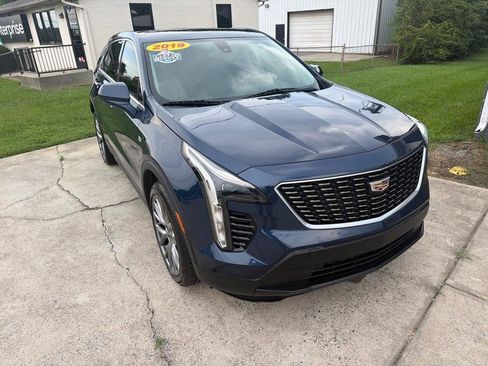 Used 2019 Cadillac XT4 Luxury w/ Cold Weather Package FWD image 5