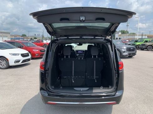 New 2026 Chrysler Pacifica Select image 26