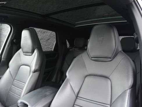Certified 2023 Porsche Cayenne AWD/4WD image 5