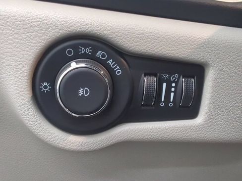 Used 2023 Chrysler Pacifica Touring-L FWD image 11