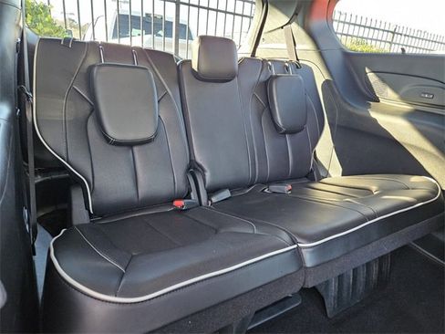 Used 2024 Chrysler Pacifica Limited w/ Uconnect Theater Family Group image 7