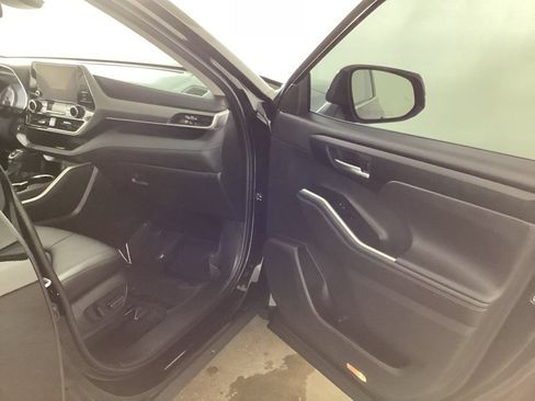 Used 2025 Toyota Highlander XLE AWD/4WD image 19