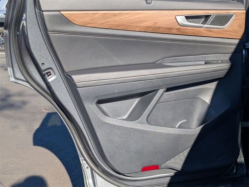 Used 2025 Volkswagen Atlas SE image 27