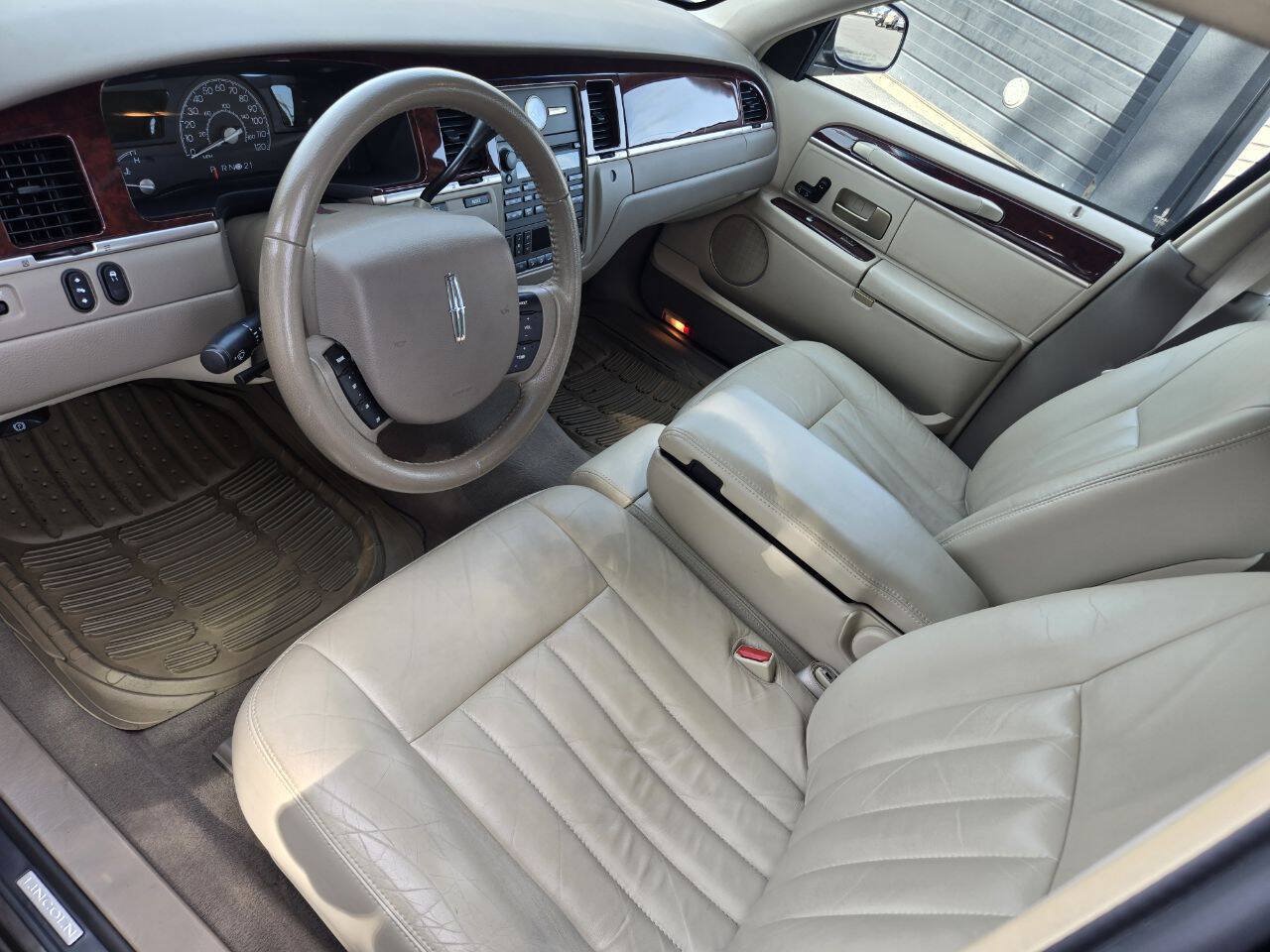 Used 2005 Lincoln Town Car Signature RWD image 14