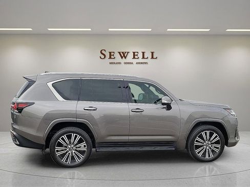Used 2024 Lexus LX 600 4WD w/ Luxury Package image 6