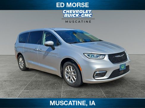 Used 2023 Chrysler Pacifica Touring-L FWD image 7