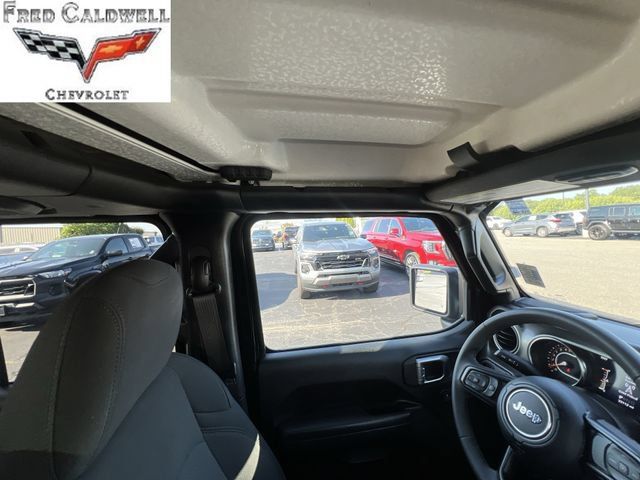 Used 2023 Jeep Gladiator Sport AWD/4WD image 15