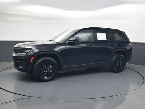 Used 2025 Jeep Grand Cherokee Altitude AWD/4WD image 13