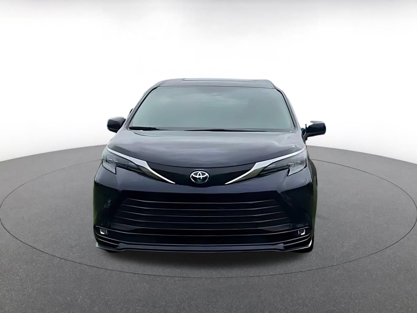 Used 2025 Toyota Sienna XLE FWD image 4
