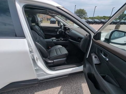 Used 2023 Nissan Rogue SV w/ SV Premium B Package FWD image 3