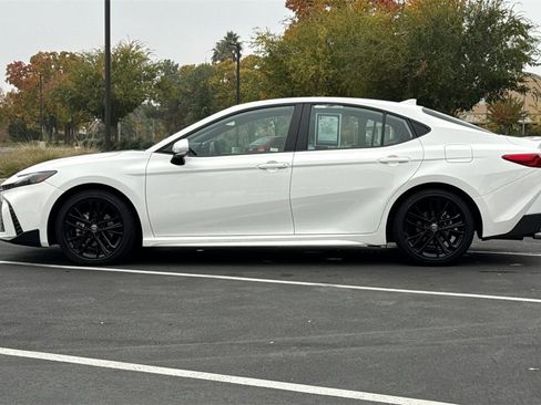 Used 2025 Toyota Camry SE image 13