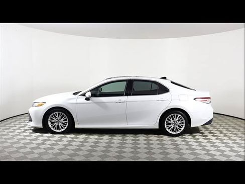 Used 2018 Toyota Camry XLE FWD image 3