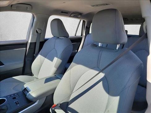 Used 2024 Toyota Highlander LE image 13