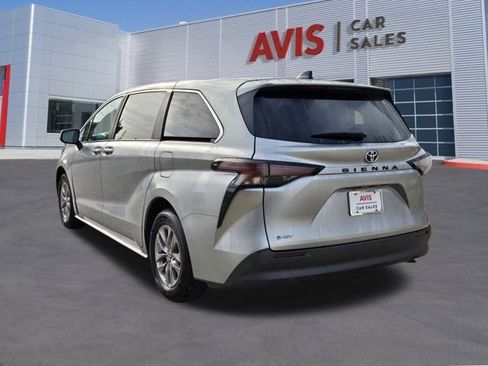 Used 2025 Toyota Sienna LE image 10