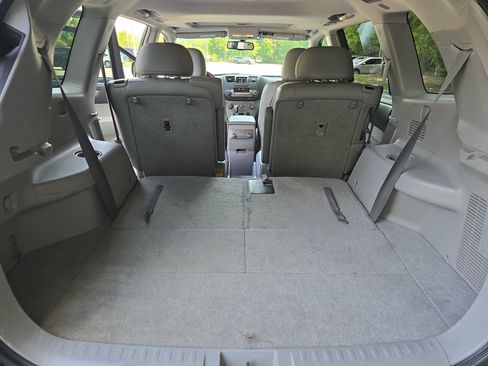 Used 2011 Toyota Highlander SE w/ Tow Pkg FWD image 13