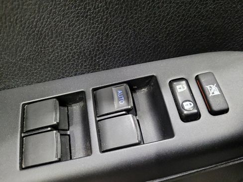 Used 2018 Toyota RAV4 LE w/ Carpet Mat Package AWD/4WD image 27