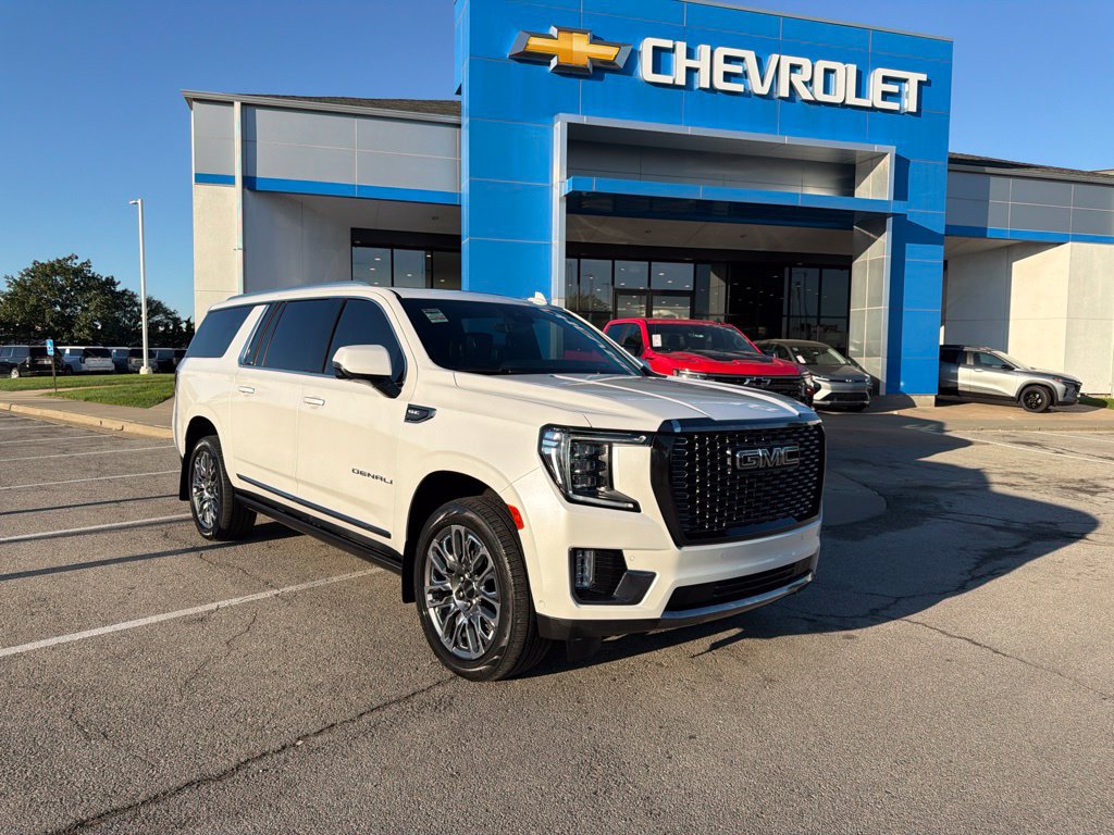 Used 2023 GMC Yukon XL Denali Ultimate AWD/4WD image 1