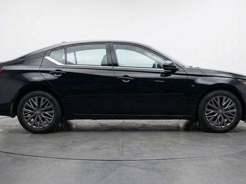 Used 2025 Nissan Altima 2.5 SV image 11