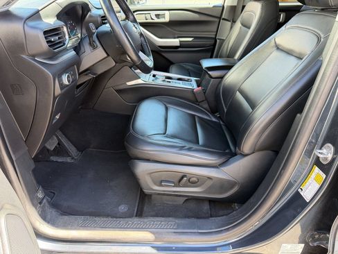 Used 2022 Ford Explorer XLT w/ Equipment Group 202A RWD image 4
