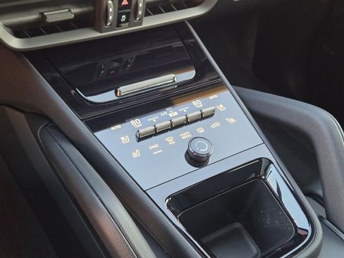 Used 2025 Porsche Cayenne Coupe image 25